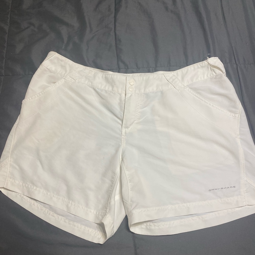 Columbia Womens Omnishade Shorts Size XL white in color